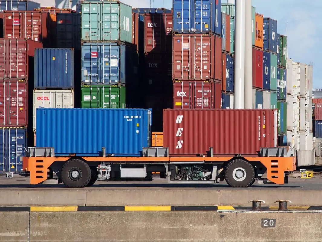 Engin de manutention de conteneurs dans un terminal portuaire — illustration générale