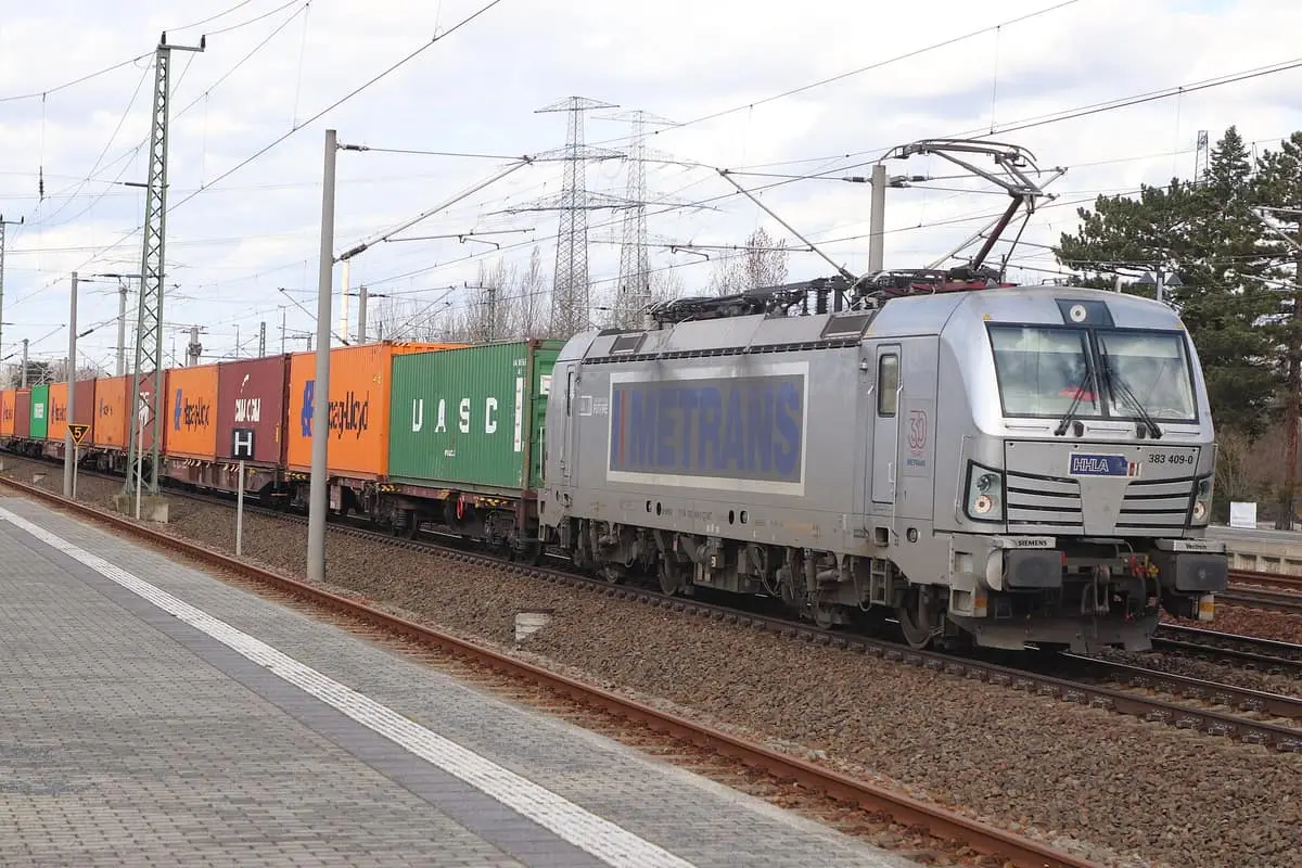 Train de conteneurs — illustration générale de la logistique multimodale